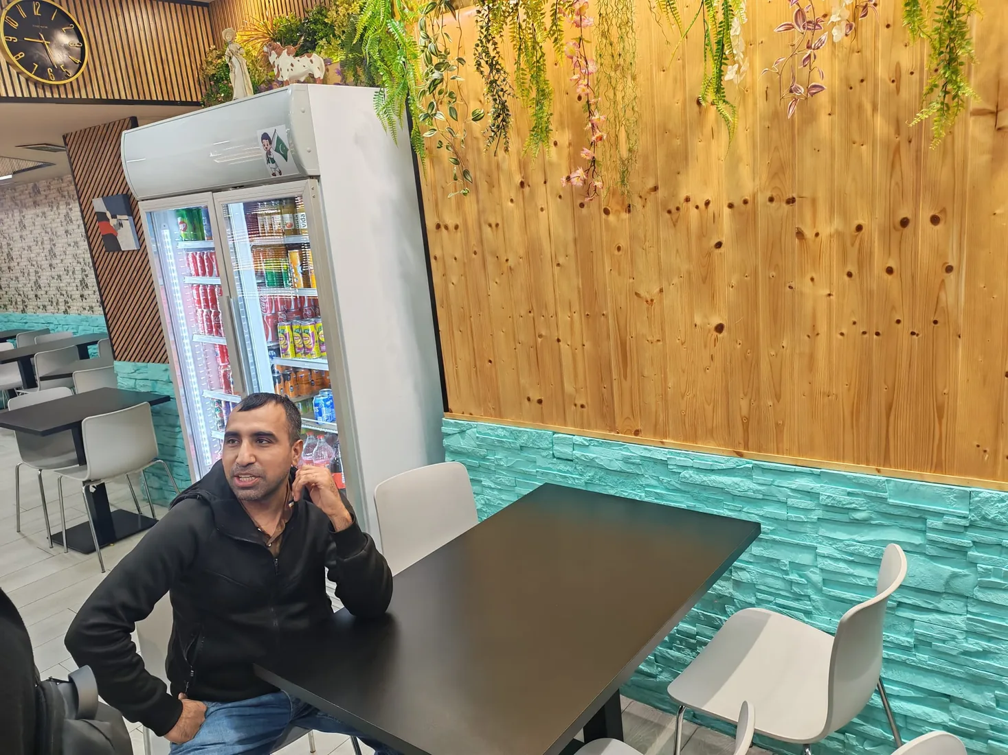 Propietario de Kebab & Grill House sentado en el restaurante de Basauri