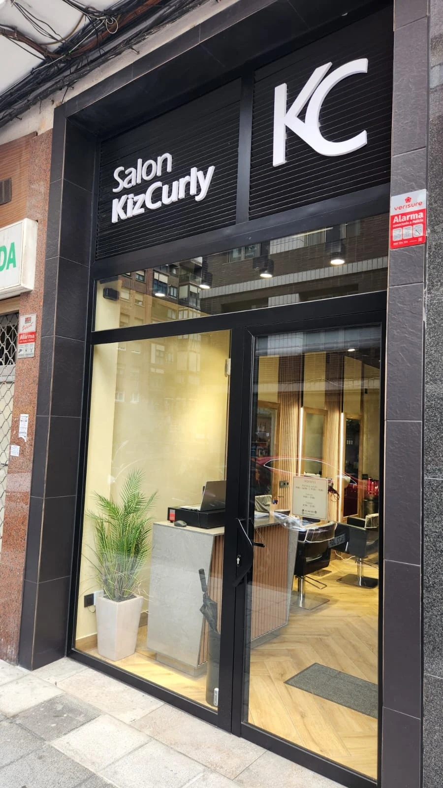 Entrada real del salón KizCurly