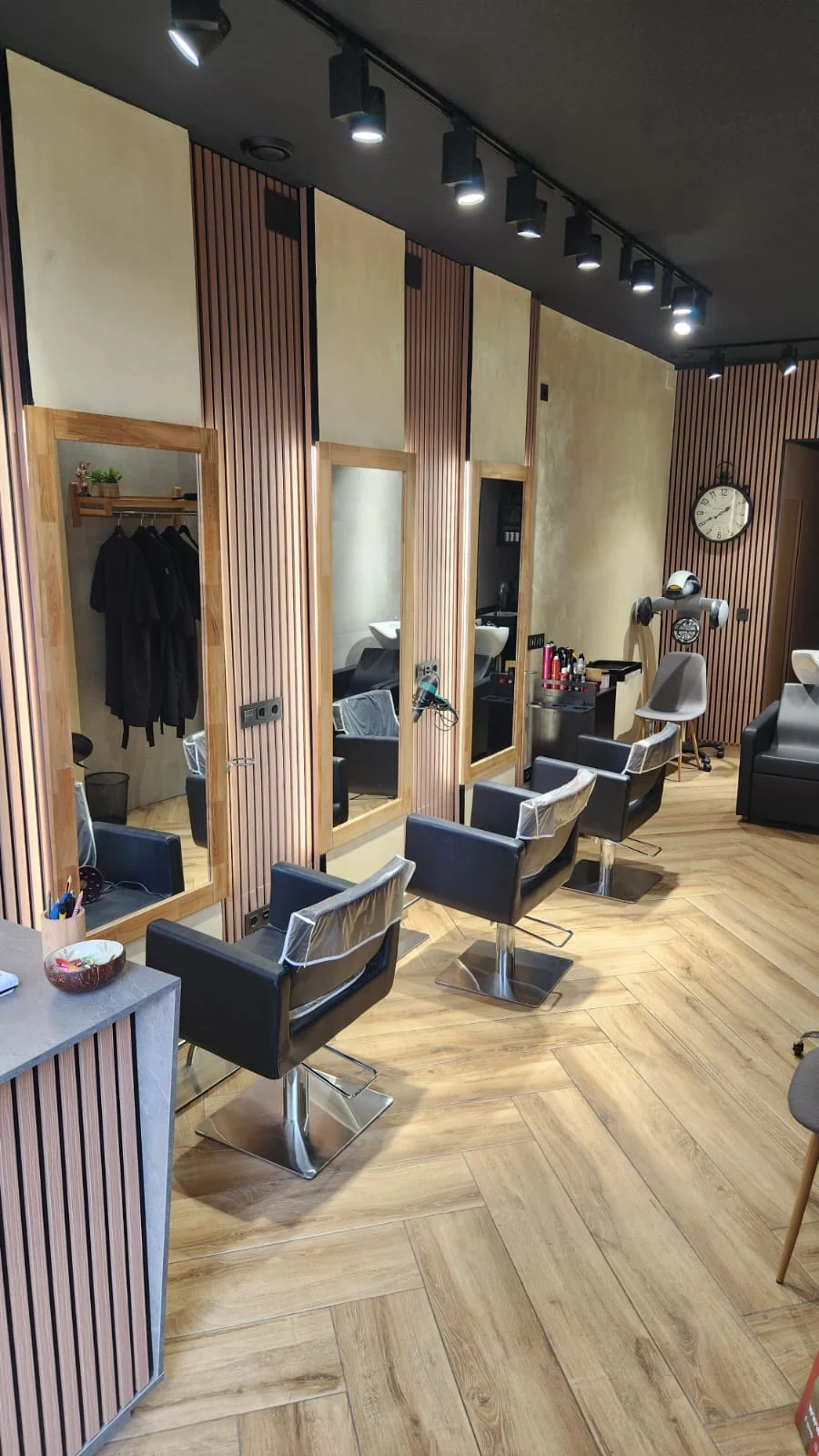 Puestos de peinado y espejos de la peluquería KizCurly